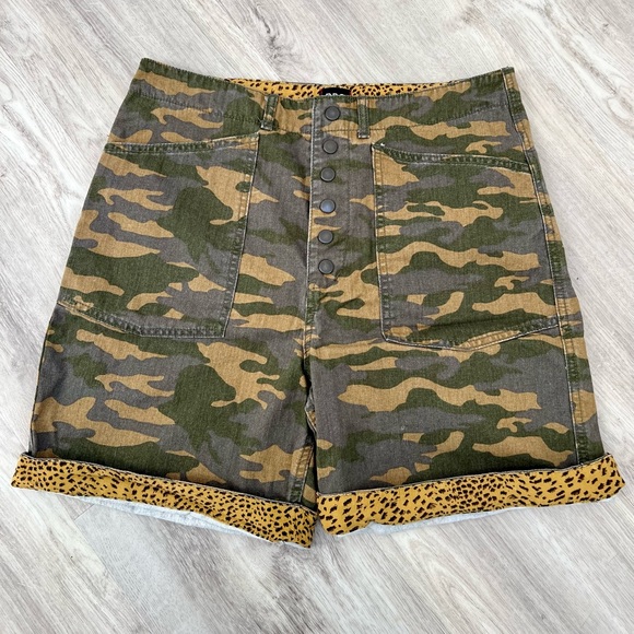 Urban Outfitters-BDG High Waisted Pebble Camo Longline Bermuda Shorts. Size 30. - Picture 2 of 4